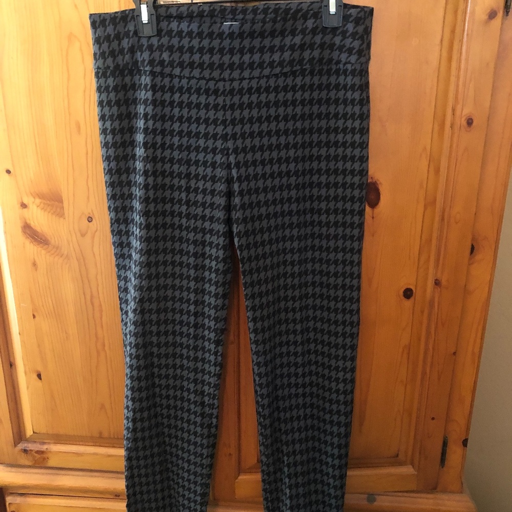 Black/gray pattern pull on pants